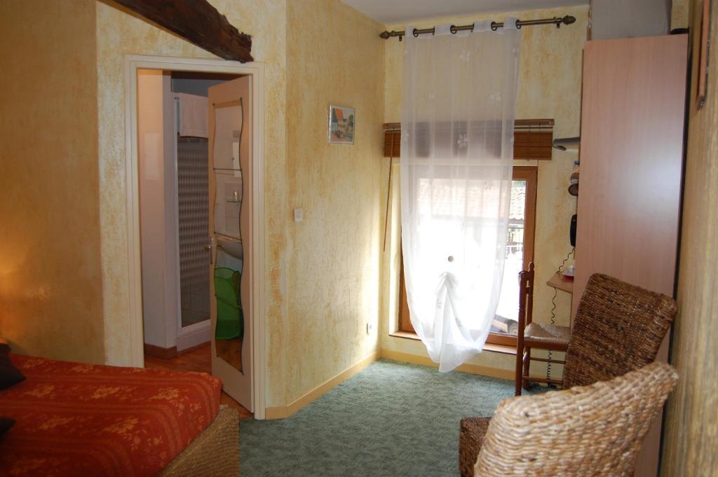 Auberge Du Bord Des Eaux - Demi-Pension Assuree Sur Reservation Saint-Amand-les-Eaux Room photo